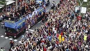 Sugrįžusius &bdquo;Barcelona&ldquo; futbolininkus pasitiko minios gerbėjų.