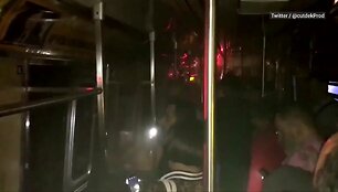 del-avarijos-niujorko-metro-keleiviai-pagalbos-lauke-tamsoje