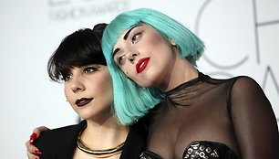 Lady Gaga su savo seserimi Natali Germanotta (kairėje)