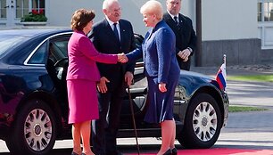 Dalia Grybauskaitė pasitinka Slovakijos prezidentas Ivaną Ga&scaron;parovičių su žmona Silvija