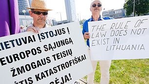 Piketuotojų plakatai lietuvių ir anglų kalbomis