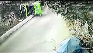 nufilmuota-kaip-ivyko-tragiska-autobuso-avarija-peru-sostineje