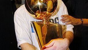 Jose Juanas Barea laiko NBA čempionų trofėjų