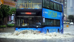 Apsemta miesto gatve važiuoja miesto mar&scaron;rutinis autobusas