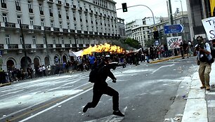 Protestuotojas meta Molotovo kokteilį.