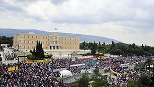 Protestuotojų minia prie Graikijos parlamento