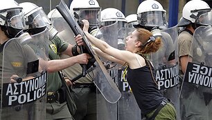 Protestuotoja puola riau&scaron;ių policininką.