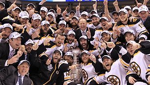 Bostono „Bruins“ komanda su Stenlio taure