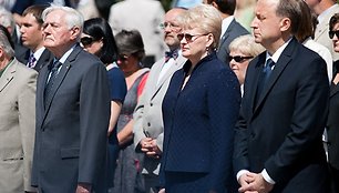 Prezidentas Valdas Adamkus (antras iš kairės), Prezidentė Dalia Grybauskaitė (centre), Andrius Kubilius (dešinėje)