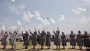 Pietų Korėjos katalikų vienuolės paleido į dangų karvelio formos balionus