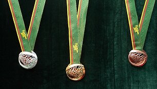 &bdquo;Eurobasket 2011&ldquo; aukso medalis (centre), sidabro medalis (kairėje) ir bronzos medalis (de&scaron;inėje)
