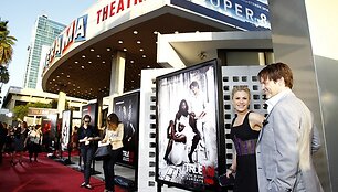 Anna Paquin ir Stephenas Moyeris (de&scaron;inėje)