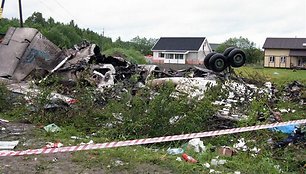 Nepataikęs į Petrozavodsko oro uostą Rusijoje sudužo keleivinis lėktuvas Tu-134