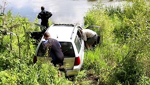 vilniuje-i-i-neri-ileke-automobilis-vw-golf