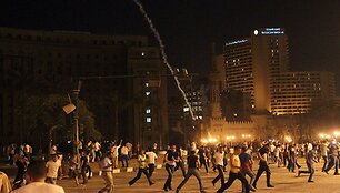 Protestuotojai bėga nuo a&scaron;arinių dujų.