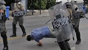 Graikijos policininkai pargriovė nepaklususį protestuotoją.