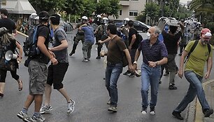 Policija vaiko kelią blokuoti bandančius protestuotojus.