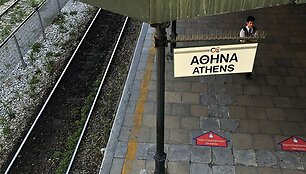 Apsaugos darbuotojas vaik&scaron;to ant tu&scaron;čios platformos pagrindinėje Atėnuose traukinių stotyje.