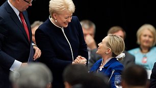 Lietuvos prezidentė Dalia Grybauskaitė sveikinasi su Hillary Clinton