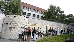 Prie kalėjimo Minske žmonės laukia kada galės perduoti proteste sulaikytiems artimiesiems atne&scaron;tus krep&scaron;ius su maistu.