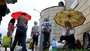 Prie kalėjimo Minske žmonės laukia kada galės perduoti proteste sulaikytiems artimiesiems atne&scaron;tus krep&scaron;ius su maistu.