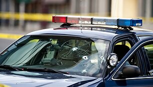 Per&scaron;autas policijos automobilio priekinis stiklas