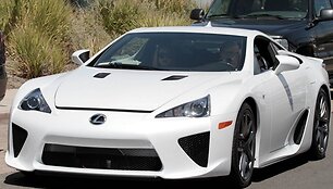 Paris Hilton (de&scaron;inėje) su seserimi Nicky &bdquo;Lexus LFA&ldquo; automobilyje