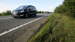 Nuo kelio nulėkusio Rowano Atkinsono automobilio padangų žymės 