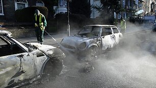Plaunamos gatvės &scaron;alia sudegusių automobilių