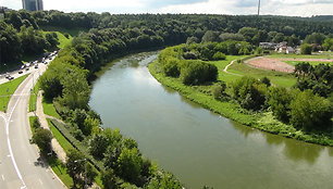 Žalia spalva nusidažęs Neries vanduo