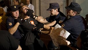 Policininkai sulaikė protestuotoją.