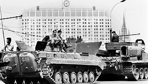 1991 metų rugpjūčio 19-ąją tankai stovėjo prie&scaron;ais Rusijos Baltuosius rūmus.