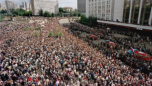 1991 metų rugpjūčio 24-ąją minios žmonių dalyvavo perversmo aukų laidotuvių ceremonijoje.