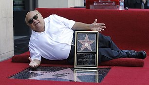Danny DeVito guli prie savo žvaigždės Holivudo Šlovės alėjoje