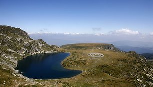 „Baltosios brolijos“ nariai atlieka ritualinį šokį.