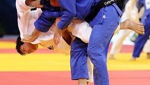 Japonas Junpei Morishita (kairėje) kovoja su kanadiečiu Sasha Mahmedovičiumi