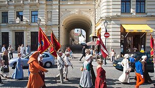 Vilniaus Rotu&scaron;ės aik&scaron;tėje &scaron;urmuliuoja amatų, meistrų ir pameistrių mugė.