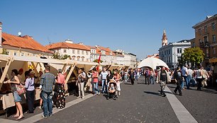 Vilniaus Rotušės aikštėje šurmuliuoja amatų, meistrų ir pameistrių mugė.