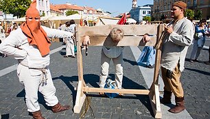 Vilniaus Rotu&scaron;ės aik&scaron;tėje &scaron;urmuliuoja amatų, meistrų ir pameistrių mugė.