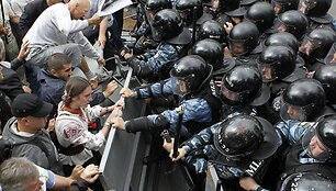 Protestuotojai bando perlipti užkardą.