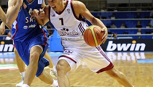 Milo&scaron;as Teodosic ir Janis Blums (de&scaron;inėje)