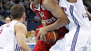 Ernesas Kanteris (centre)