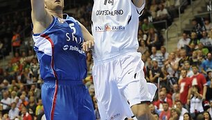 Milanas Macvanas (kairėje) ir Dirkas Nowitzki