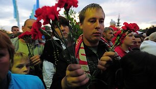 Prie Minsko arenos ne&scaron;amos gėlės
