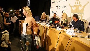 „Femen“ aktyvistė priekyje, Paris Hilton (antra iš dešinės)