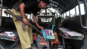 Pakistane užpuolikai atakavo mokyklos autobusą.