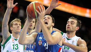 Kosta Perovičius (su kamuoliu)