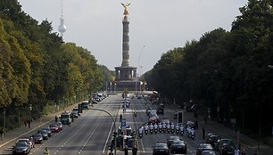 Automobilių kolona lydi į Vokietija atvykusį Popiežių Benediktą XVI
