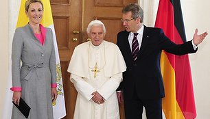 Popiežius Benediktas XVI (centre) ir Vokietijos prezidentas Christianas Wulffas su Bettina