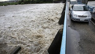 Automobiliai važiuoja per tiltą Tojotos mieste.